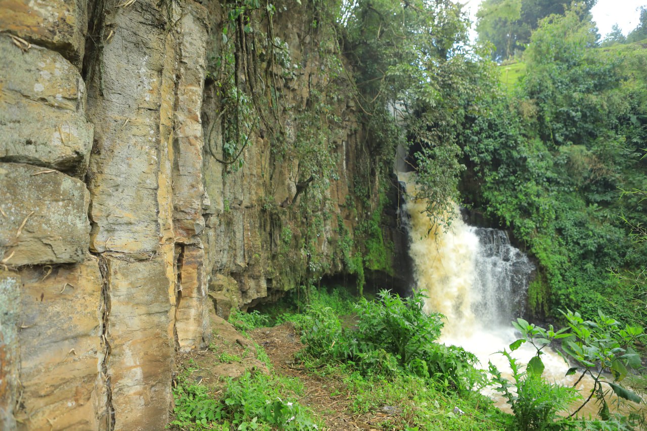 Goronte waterfall side view
